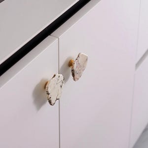 Knoppar i mässing och howlitsten, lådhandtag i bohemisk kristall