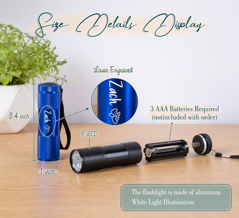 Puede incluir: Linternas azules y negras con el texto "Zach" y una huella de pata. La linterna azul mide 8,6 cm de largo y 2,5 cm de ancho. La linterna negra es de 9 LED. Tambi&eacute;n est&aacute; presente el texto "The flashlight is made of aluminum White Light Illumination".