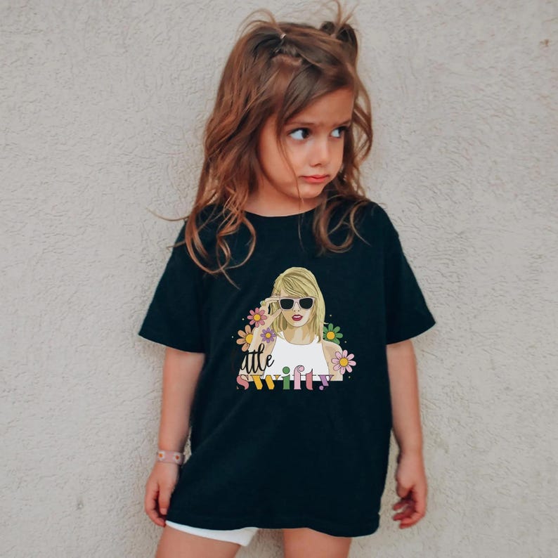 Camiseta "Lindo para enamorados", suéter juvenil, camiseta para niños pequeños, sudadera "Little Swifty", camiseta "Swifty", regalo para ella, regalo infantil "Little Girl Swifty" de estilo suave imagen 4