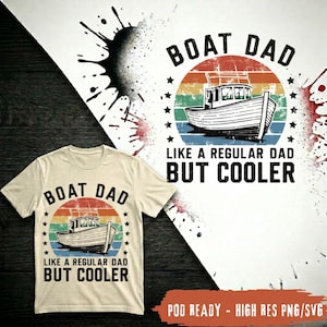 Może przedstawiać: Kremowy t-shirt z grafiką łodzi umieszczoną wewnątrz koła przedstawiającego zachód słońca w stylu retro. Napis brzmi BOAT DAD LIKE A REGULAR DAD BUT COOLER czarnymi literami, otoczony małymi gwiazdkami i efektem rozpryskanej farby drukarskiej.