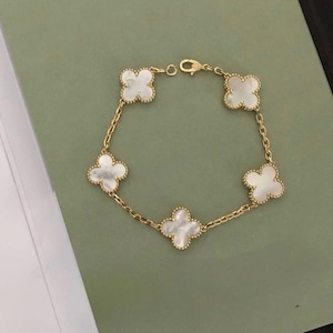 Bransoletka z masy perłowej 5 koniczynek, srebro próby 925, złocone 18-karatowym złotem