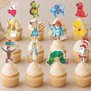 Puede incluir: Un conjunto de doce cupcakes decorados con recortes de papel que muestran varios personajes ilustrados de libros de cuentos, incluyendo un cerdo, una tortuga, un pez, un perro rojo, un perro amarillo, un oso con miel, un ratón, un mono y un gato.