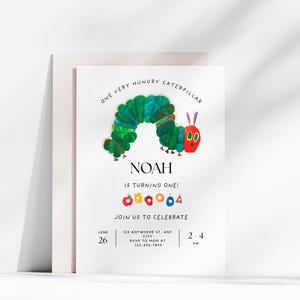 Könnte beinhalten: Eine weiße Einladungskarte mit einer grünen Raupenillustration mit rotem Kopf, dem Text ONE VERY HUNGRY CATERPILLAR, NOAH IS TURNING ONE, JOIN US TO CELEBRATE und Veranstaltungsdetails wie 26. Juni, 123 Anywhere St und 14-16 Uhr.