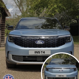 Puede incluir: Un SUV Ford azul claro con detalles en negro, una parrilla negra y el texto "IN5 T4" en la parte delantera. El logotipo de Ford es visible. Una imagen más pequeña del coche se muestra debajo con la palabra "BEFORE".