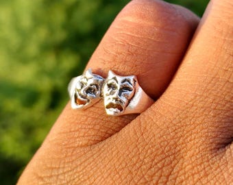 Anello con maschera da commedia e tragedia · Argento Sterling 925 · Gioielli per arti teatrali · Fascia da designer unica