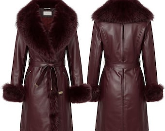 Può includere: Un cappotto in pelle bordeaux con collo e polsini in ecopelliccia. Il cappotto presenta una vita con cintura e una silhouette lunga e sagomata. Vengono mostrate le viste anteriore e posteriore.