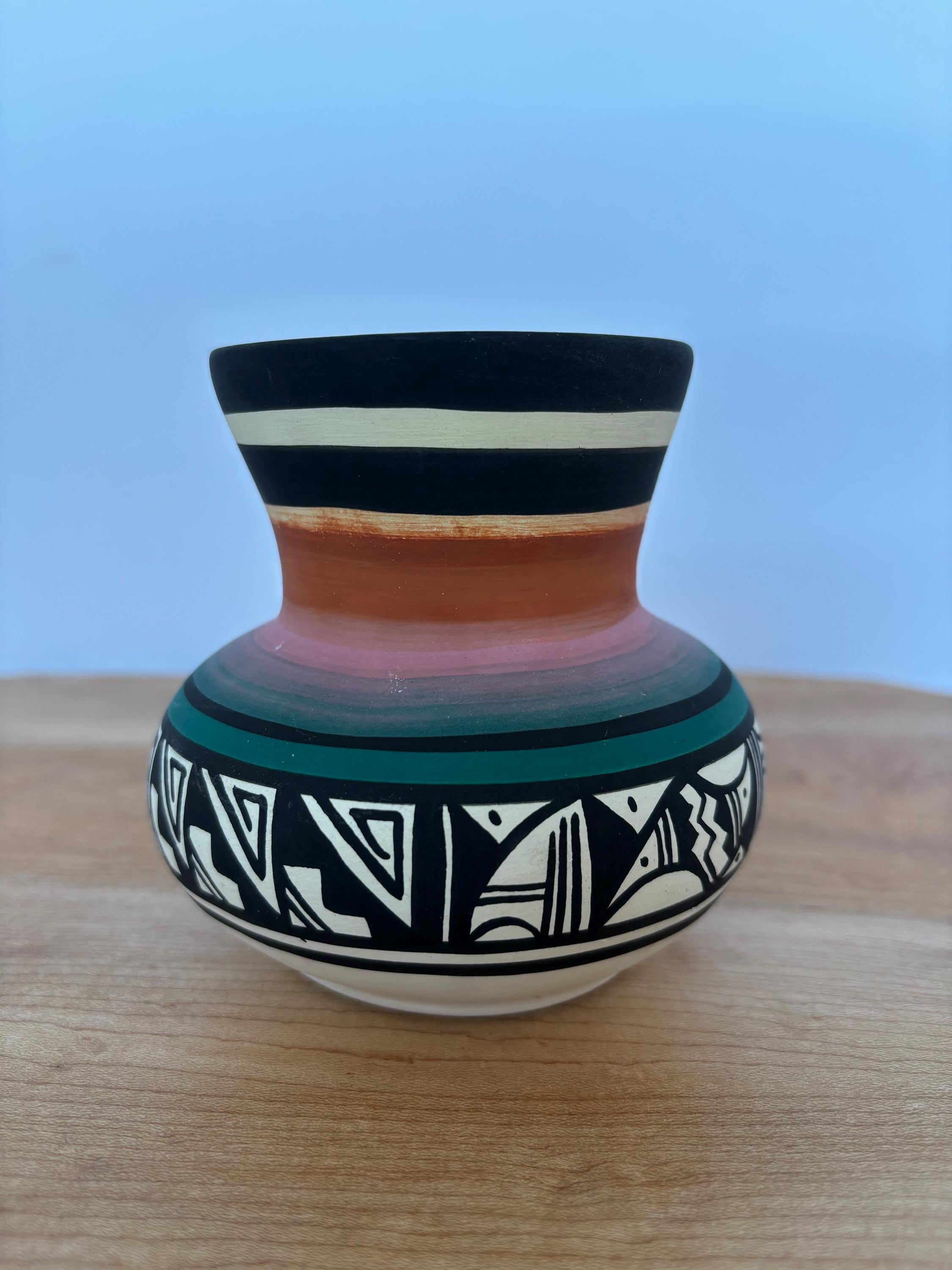 MAGNIFIQUE VASE EN Ceramique Vintage Ethnique Navajo Monument Valley Signé EUR 39,00 - FR MAGNIFIQUE VASE EN Ceramique Vintage Ethnique Navajo Monument Valley Signé EUR 39,00 - FR