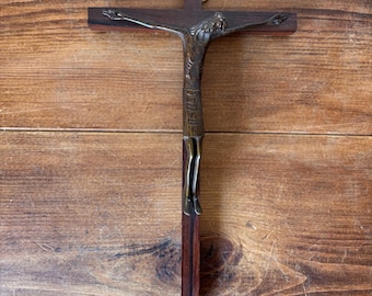 Crucifix Art Déco vintage en bronze représentant le Christ Rédempteur | Signé TRECY | Style Lambert-Rucki | Croix en bois massif | France