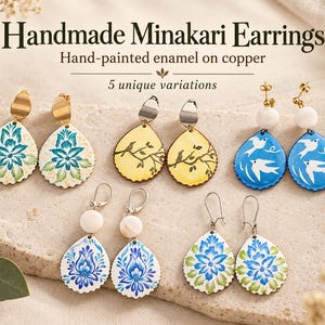 Puede incluir: Cinco pares de pendientes Minakari hechos a mano con esmalte pintado sobre cobre. Los diseños incluyen patrones florales en azul y verde, amarillo con siluetas de pájaros negros y azul con pájaros blancos, todos con diversos ganchos metálicos.