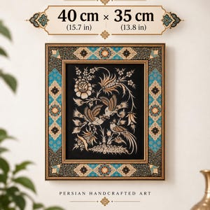 Könnte beinhalten: Ein rechteckiges gerahmtes Kunstwerk mit den Maßen 40 cm mal 35 cm. Der Rahmen zeigt ein geometrisches Muster in Blau, Schwarz und Gold. Die schwarze Mitteltafel zeigt eine detaillierte Illustration von Vögeln und Blumen in hellen Beigetönen.