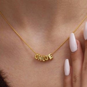 パーソナライズされたバブルネームネックレス、小さなバルーンのイニシャルネームネックレス、誕生日プレゼント、妻への記念日の贈り物、娘への繊細な贈り物