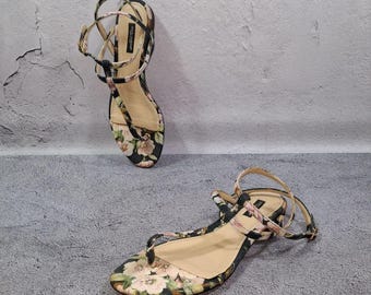 Sandalen met T-bar Dolce & Gabbana-enkelbandjes Leren platte schoenen met bloemen 39 Eu (7.5 US)