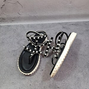 Sandalias planas de piel con tira en T Valentino Garavani Rockstud con tiras en el tobillo, talla 39 EU (8 US). imagen 4