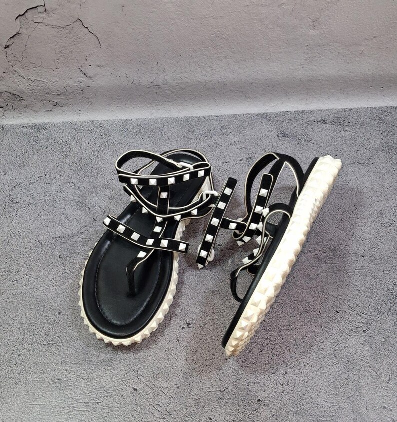 Sandalias planas de piel con tira en T Valentino Garavani Rockstud con tiras en el tobillo, talla 39 EU (8 US). imagen 4