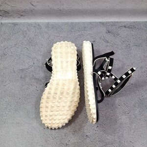 Sandalias planas de piel con tira en T Valentino Garavani Rockstud con tiras en el tobillo, talla 39 EU (8 US). imagen 5
