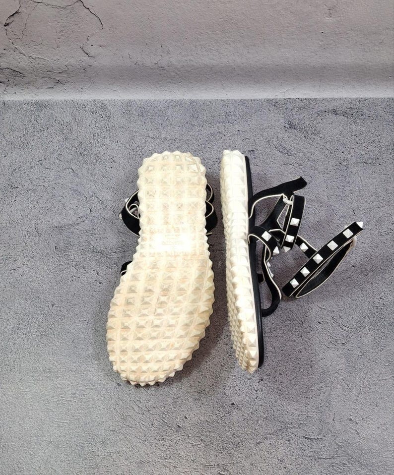 Sandalias planas de piel con tira en T Valentino Garavani Rockstud con tiras en el tobillo, talla 39 EU (8 US). imagen 5