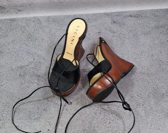 Sandalen met T-bar Dolce & Gabbana-enkelbandjes Leren platte schoenen met bloemen 39 Eu (7.5 US)