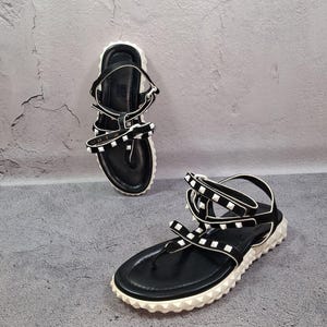 Sandalias planas de piel con tira en T Valentino Garavani Rockstud con tiras en el tobillo, talla 39 EU (8 US). imagen 1