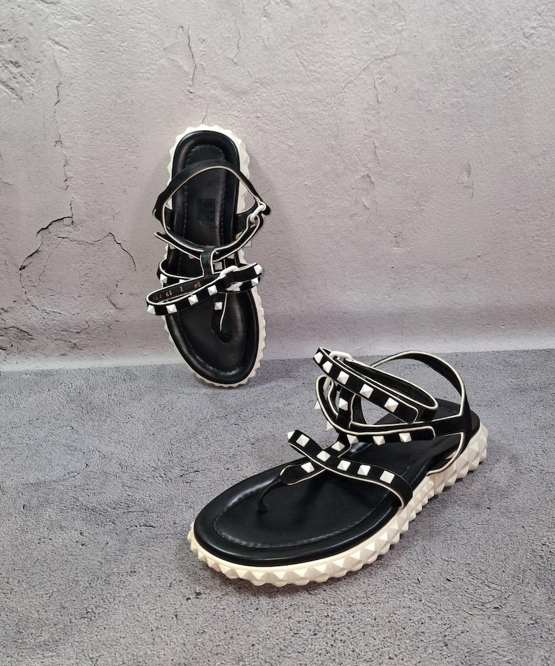 Sandalias planas de piel con tira en T Valentino Garavani Rockstud con tiras en el tobillo, talla 39 EU (8 US). imagen 1
