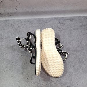 Sandalias planas de piel con tira en T Valentino Garavani Rockstud con tiras en el tobillo, talla 39 EU (8 US). imagen 6