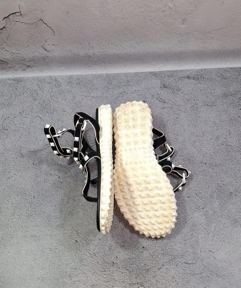 Sandalias planas de piel con tira en T Valentino Garavani Rockstud con tiras en el tobillo, talla 39 EU (8 US). imagen 6