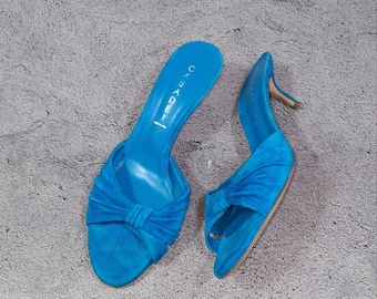 Zapatos de tacón bajo de ante azul Casadei, talla 40 EU (8.5 US), estilo italiano, con tira trasera.