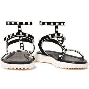 Sandalias planas de piel con tira en T Valentino Garavani Rockstud con tiras en el tobillo, talla 39 EU (8 US). imagen 2