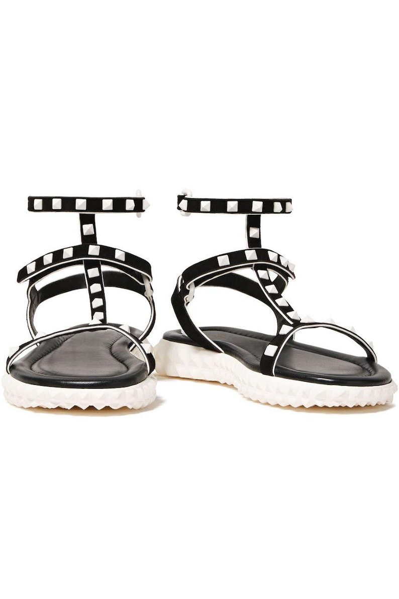 Sandalias planas de piel con tira en T Valentino Garavani Rockstud con tiras en el tobillo, talla 39 EU (8 US). imagen 2