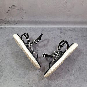 Sandalias planas de piel con tira en T Valentino Garavani Rockstud con tiras en el tobillo, talla 39 EU (8 US). imagen 7