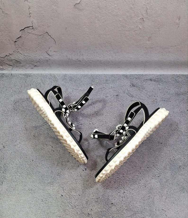 Sandalias planas de piel con tira en T Valentino Garavani Rockstud con tiras en el tobillo, talla 39 EU (8 US). imagen 7