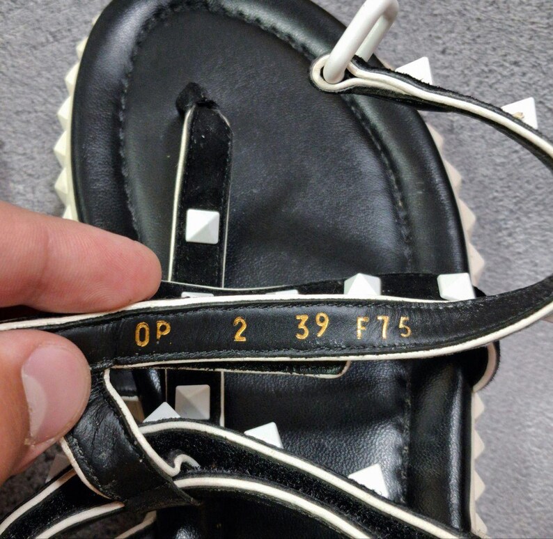 Sandalias planas de piel con tira en T Valentino Garavani Rockstud con tiras en el tobillo, talla 39 EU (8 US). imagen 8