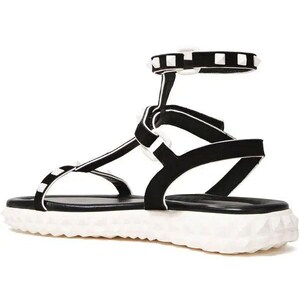 Sandalias planas de piel con tira en T Valentino Garavani Rockstud con tiras en el tobillo, talla 39 EU (8 US). imagen 3