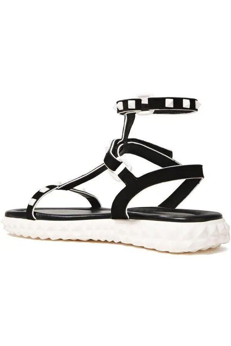 Sandalias planas de piel con tira en T Valentino Garavani Rockstud con tiras en el tobillo, talla 39 EU (8 US). imagen 3