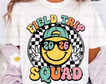 Équipe de sortie scolaire 2026 PNG, design de t-shirt rétro avec smiley pour la journée sportive de l'école, téléchargement par sublimation pour le dernier jour d'école des enseignants