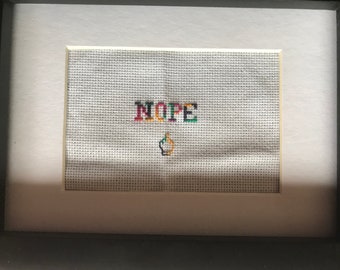 いいえ。F*ck You も添えて! クロスステッチのパターン、簡単で小さいです。