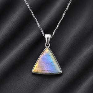 Colgante triangular de labradorita natural, gema con destellos iridiscentes, collar tono plata