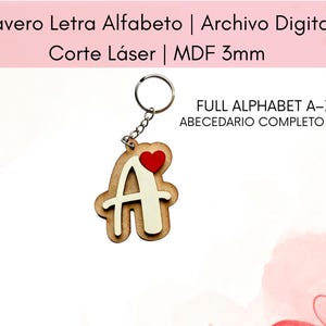 Puede incluir: Llavero de madera con la letra "A" y un corazón rojo. El llavero forma parte de un conjunto completo del alfabeto, como indica el texto "FULL ALPHABET A-Z". Corte láser en MDF de 3 mm.