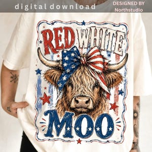 Może przedstawiać: Kremowa koszulka z grafiką szkockiej krowy z czerwoną, białą i niebieską kokardą. Tekst "RED WHITE MOO" jest wyświetlany w patriotycznym stylu. Widoczne są również słowa "digital download" i "DESIGNED BY Northstudio".