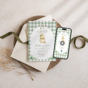 Può includere: Invito per baby shower con motivo a quadretti verdi e un simpatico dinosauro che esce da un uovo. L'invito include il testo "A Baby Is Hatching Soon" e i dettagli dell'evento. Uno smartphone mostra lo stesso design.