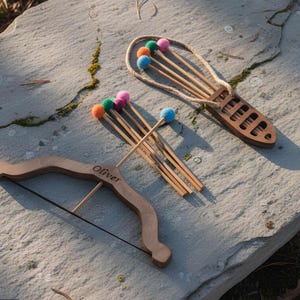 Bogenschießen Spielzeug aus Holz für Kinder | Personalisierte Bogen und Pom Pom Pfeile | Waldorf Montessori Rollenspiel | Sicheres Outdoor Holzspielzeug Geschenk