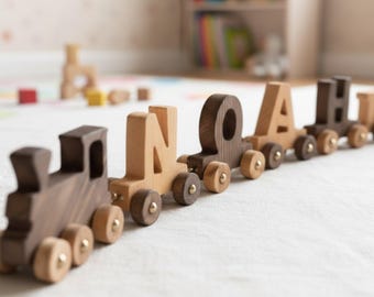Gepersonaliseerde houten treinnaam speelgoed voor kinderen, aangepast babycadeau, montessorispeelgoed, eerste verjaardag kinderkamerdecoratie