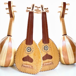 Pode incluir: Quatro instrumentos musicais de cordas com corpos em forma de pera feitos de madeira clara e escura. Cada instrumento apresenta um braço longo, uma boca circular com uma roseta decorativa, um detalhe em forma de coração e um cavalete.