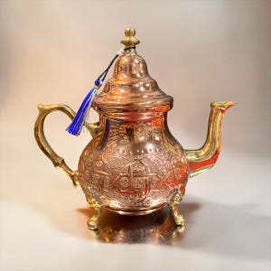 Marockansk kopparkanna med mässingsdetaljer, invecklade gravyrer - Traditionell handgjord tekanna för myntte - Bohemisk köksinredning och present