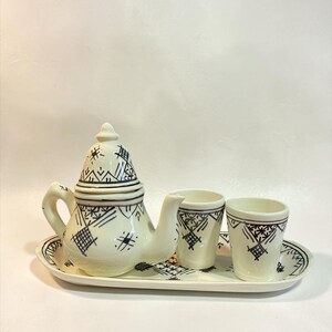 Marokkanisches handgefertigtes Teeservice mit Tablett – Keramik-Teekanne und 2 Tassen – Schwarzes Amazigh-Muster – Traditionelle marokkanische Keramik – Kunsthandwerkliches Teeservice