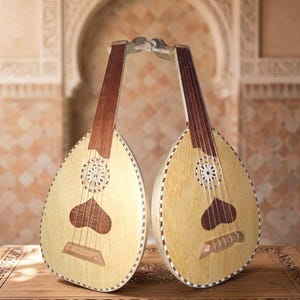Peut inclure: Deux instruments à cordes en forme de poire avec des corps en bois clair, des manches brun foncé et des accents en bois foncé en forme de cœur sous les rosaces circulaires. Les bords présentent un motif à damier et chaque instrument a un chevalet.