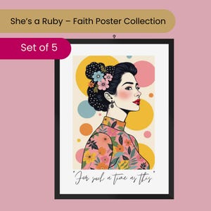 Può includere: Una stampa artistica incorniciata della "She's a Ruby - Faith Poster Collection". L'opera presenta una donna di profilo con un top a fantasia floreale e un'acconciatura floreale. Lo sfondo ha cerchi colorati e il testo "For such a time as this" è in basso.