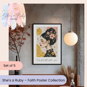 Può includere: Una stampa artistica incorniciata della "She's a Ruby - Faith Poster Collection" con una donna con fiori tra i capelli. L'opera d'arte ha una cornice nera e include il testo "She stands tall, rooted in grace."