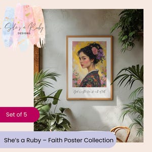 Op de afbeelding: Een ingelijste kunstafdruk uit de "She's a Ruby - Faith Poster Collection" met een portret van een vrouw met bloemaccenten en de quote "God is within her, she will not fall." De print heeft een gele achtergrond.