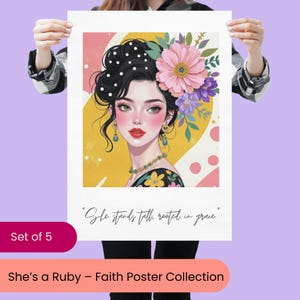 Op de afbeelding: Een posterprint uit de "She's a Ruby - Faith Poster Collection" met een gestileerde illustratie van een vrouw met donker haar versierd met bloemen. Het kunstwerk bevat de tekst "She stands tall, rooted in grace."