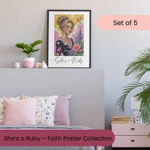 Op de afbeelding: Een ingelijste kunstdruk met een vrouw met blond haar en een bloemenjurk, die bloemen vasthoudt. De print heeft de tekst "She's a Ruby" onderaan. De achtergrond bevat roze en gele accenten. De set bevat 5 prints.